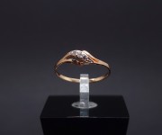 Gold ring with zircons