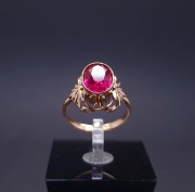 Vintage gold ring with colored stone