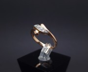 Gold ring with diamonds