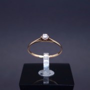 Gold ring with zircon