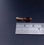 Золотая подвеска с цветным камнем