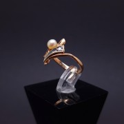  Gold ring with pearls and zircon