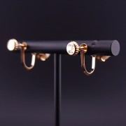 Gold earrings with pearls