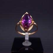 Vintage gold ring with colored stone