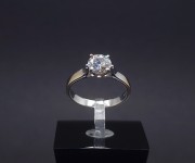 Gold ring with moissanite