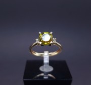 Kuldsõrmus teemantidega ja värvilise kivikesega