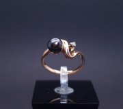 Золотое кольцо с бриллиантом и жемчугом