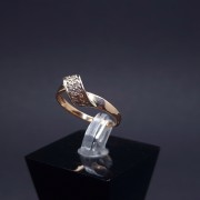 Gold ring with zircons