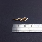 Gold pendant with zircons