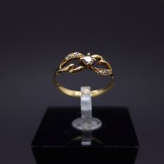 Gold ring with zircons