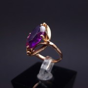 Vintage gold ring with colored stone