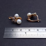 Gold earrings with zircons and pearl