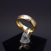 Gold ring with diamonds