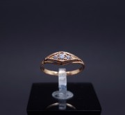 Gold ring with zircons