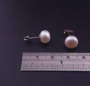 Silver earrings with pearls