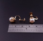 Gold earrings with pearls
