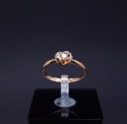 Gold ring with diamonds