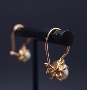 Gold earrings with pearls