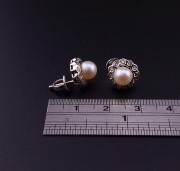 Gold earrings with diamonds and pearls