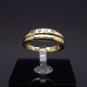 Gold ring with diamonds