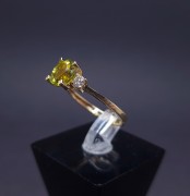 Kuldsõrmus teemantidega ja värvilise kivikesega