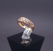 Gold ring with diamonds