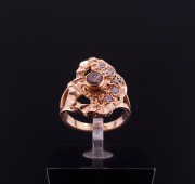 Gold ring with zircons and colored stone