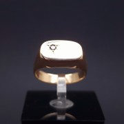 Men's gold ring with diamond