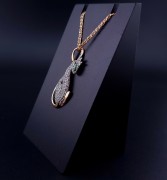 Золотая подвеска с цирконами и цветным камнем