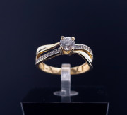 Gold ring with zircons
