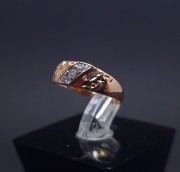 Gold ring with zircons