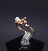 Gold ring with pearls and zircons