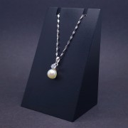 Gold pendant with pearl