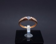 Gold ring with zircons