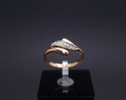 Gold ring with diamonds