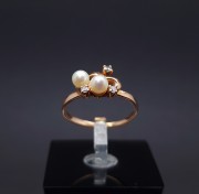 Gold ring with pearls and zircons