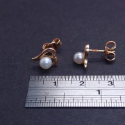 Gold earrings with pearls