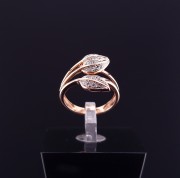 Gold ring with zircons