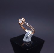 Gold ring with zircons