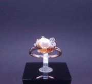 Gold ring with pearls and zircons