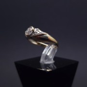 Gold ring with zircons