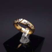 Gold ring with diamonds