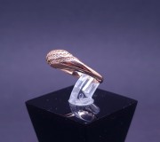 Gold ring with zircons