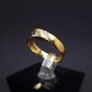 Gold ring with diamonds