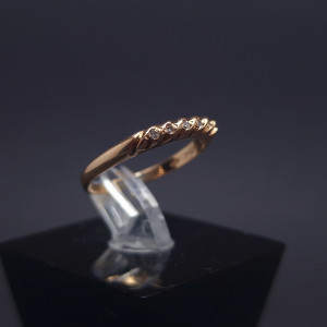 Gold ring with diamonds