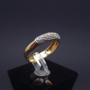 Gold ring with diamonds