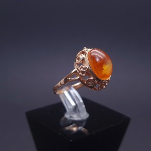 Vintage gold ring with amber
