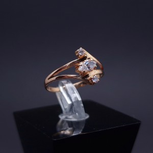 Gold ring with zircons