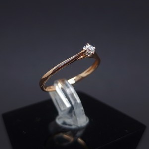 Gold ring with diamond