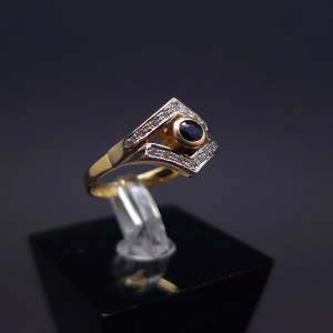 Gold ring with zircons and garnet